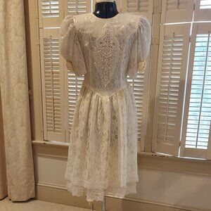 Girl's Lace Poof Sleeve with Pale Yellow Roses Formal Dress Size 6 Pre-Teen